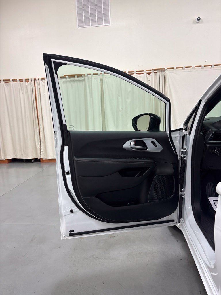 Used 2025 Chrysler Pacifica Limited FWD image 16