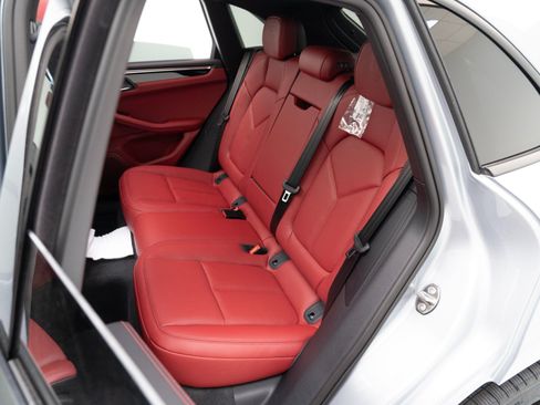 Certified 2026 Porsche Macan AWD/4WD image 28