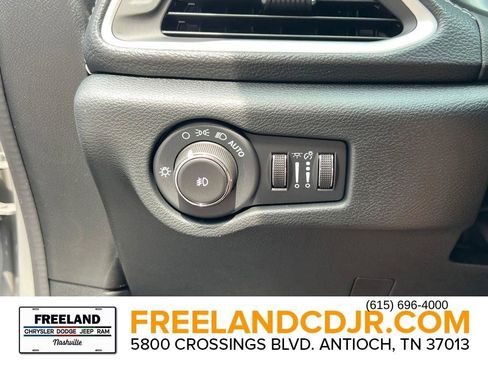 New 2025 Chrysler Pacifica Select image 16