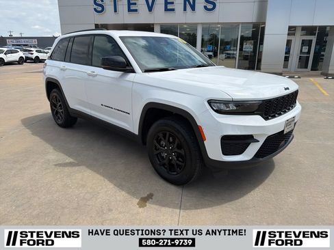 Used 2025 Jeep Grand Cherokee Altitude AWD/4WD image 2