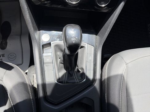 Used 2024 Volkswagen Taos SE w/ Panoramic Sunroof Package FWD image 18
