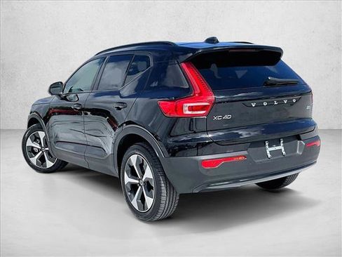 Used 2024 Volvo XC40 B5 Plus image 13