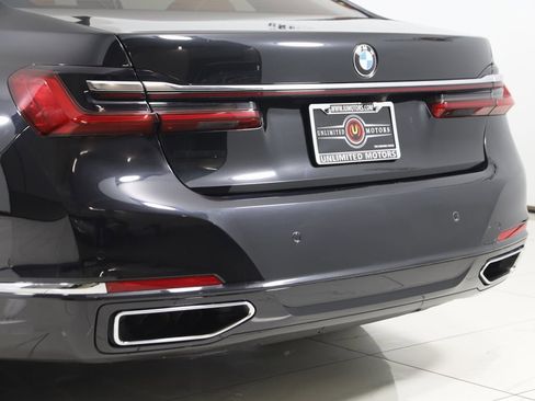 Used 2022 BMW 750i xDrive w/ Luxury Rear Seating Package image 32