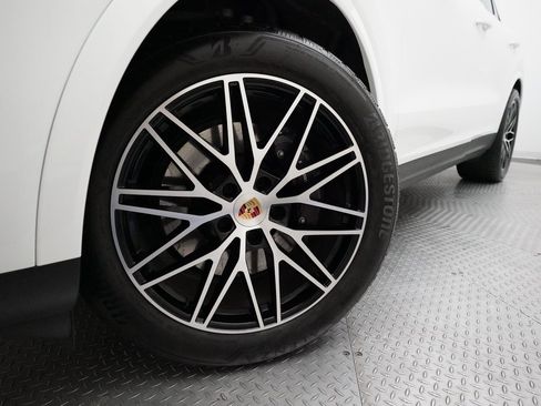 Used 2024 Porsche Cayenne image 8