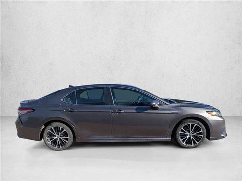 Used 2019 Toyota Camry SE image 4