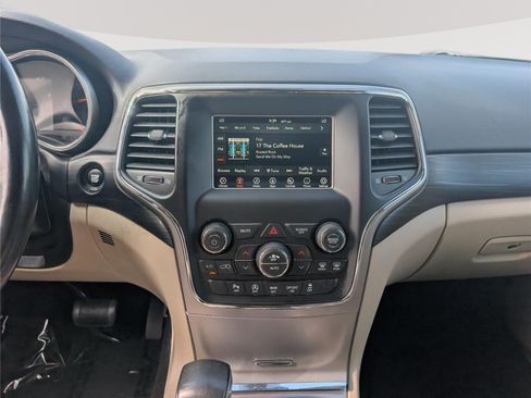 Used 2021 Jeep Grand Cherokee Laredo AWD/4WD image 18