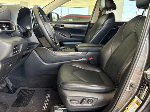 Used 2022 Toyota Highlander Limited FWD image 15
