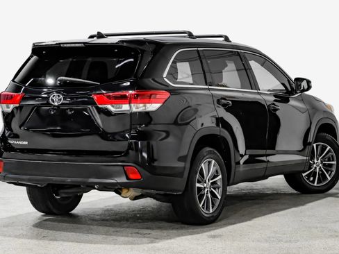 Used 2019 Toyota Highlander XLE FWD image 6
