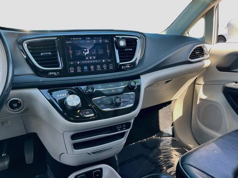Used 2019 Chrysler Pacifica Limited FWD image 23