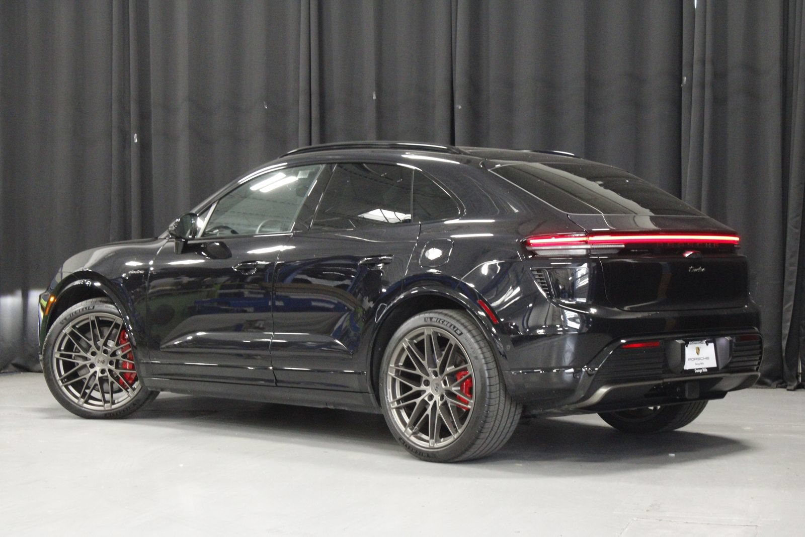 Certified 2025 Porsche Macan Turbo Electric AWD/4WD image 3