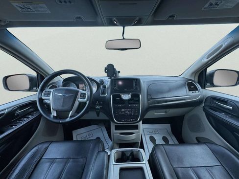 Used 2014 Chrysler Town & Country Touring FWD image 19