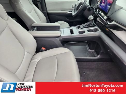 Used 2025 Toyota Sienna XLE image 15