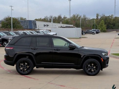 New 2025 Jeep Grand Cherokee Altitude image 9
