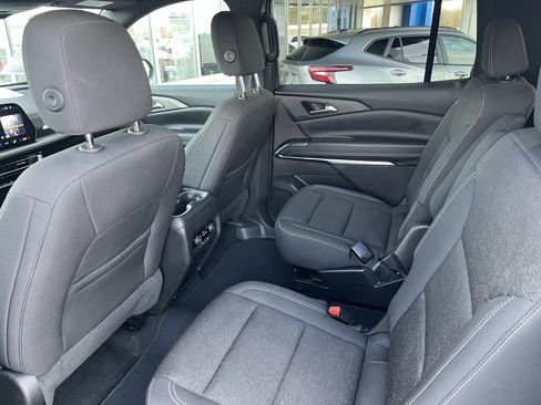 Used 2025 Chevrolet Traverse LT image 3