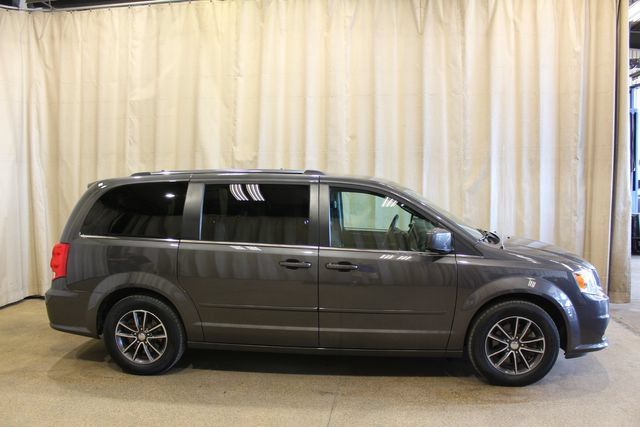 Used 2017 Dodge Grand Caravan SXT FWD image 3