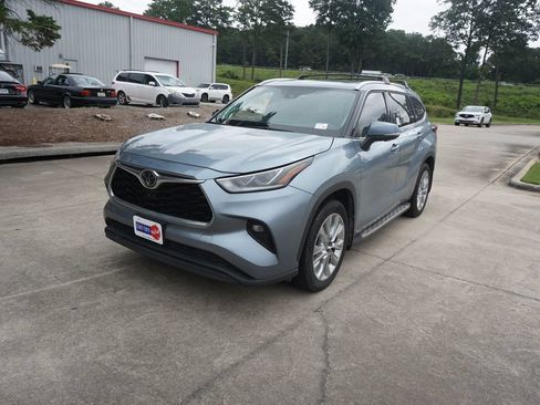 Used 2024 Toyota Highlander Limited FWD image 26