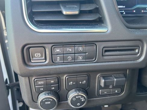 Used 2024 Chevrolet Suburban Z71 w/ Luxury Package AWD/4WD image 31