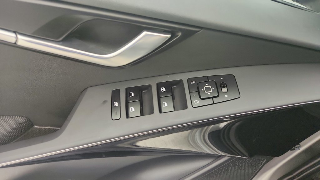 Used 2024 Kia Niro EX w/ EX Cold Weather Package FWD image 22