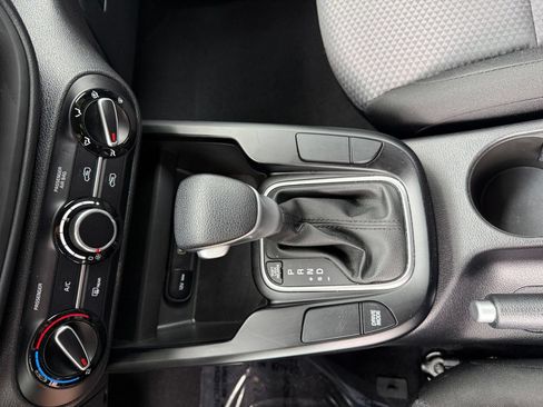 Used 2025 Kia Soul LX w/ LX Technology Package FWD image 38