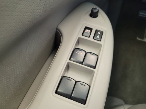 Used 2015 Nissan Quest S FWD image 27