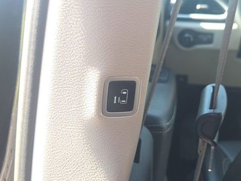 Used 2023 Chrysler Pacifica Touring-L FWD image 22