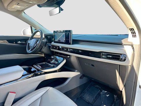 Used 2023 Lincoln Nautilus FWD w/ Premium Package image 28