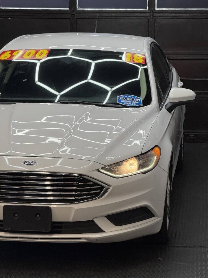 Used 2018 Ford Fusion SE w/ Fusion SE Technology Package FWD image 3