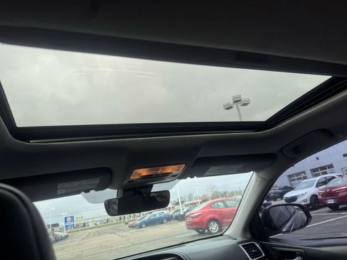 Used 2017 Toyota Highlander SE image 27