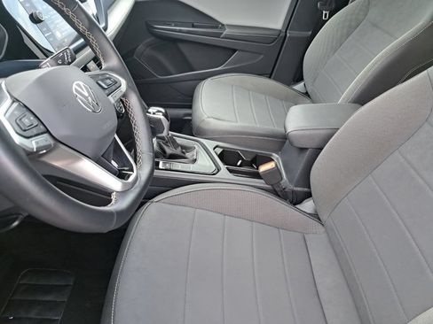 Used 2024 Volkswagen Taos SE FWD image 17