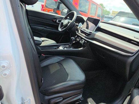Used 2025 Jeep Compass Trailhawk AWD/4WD image 6