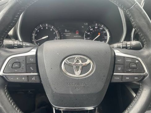 Used 2020 Toyota Highlander XLE AWD/4WD image 16