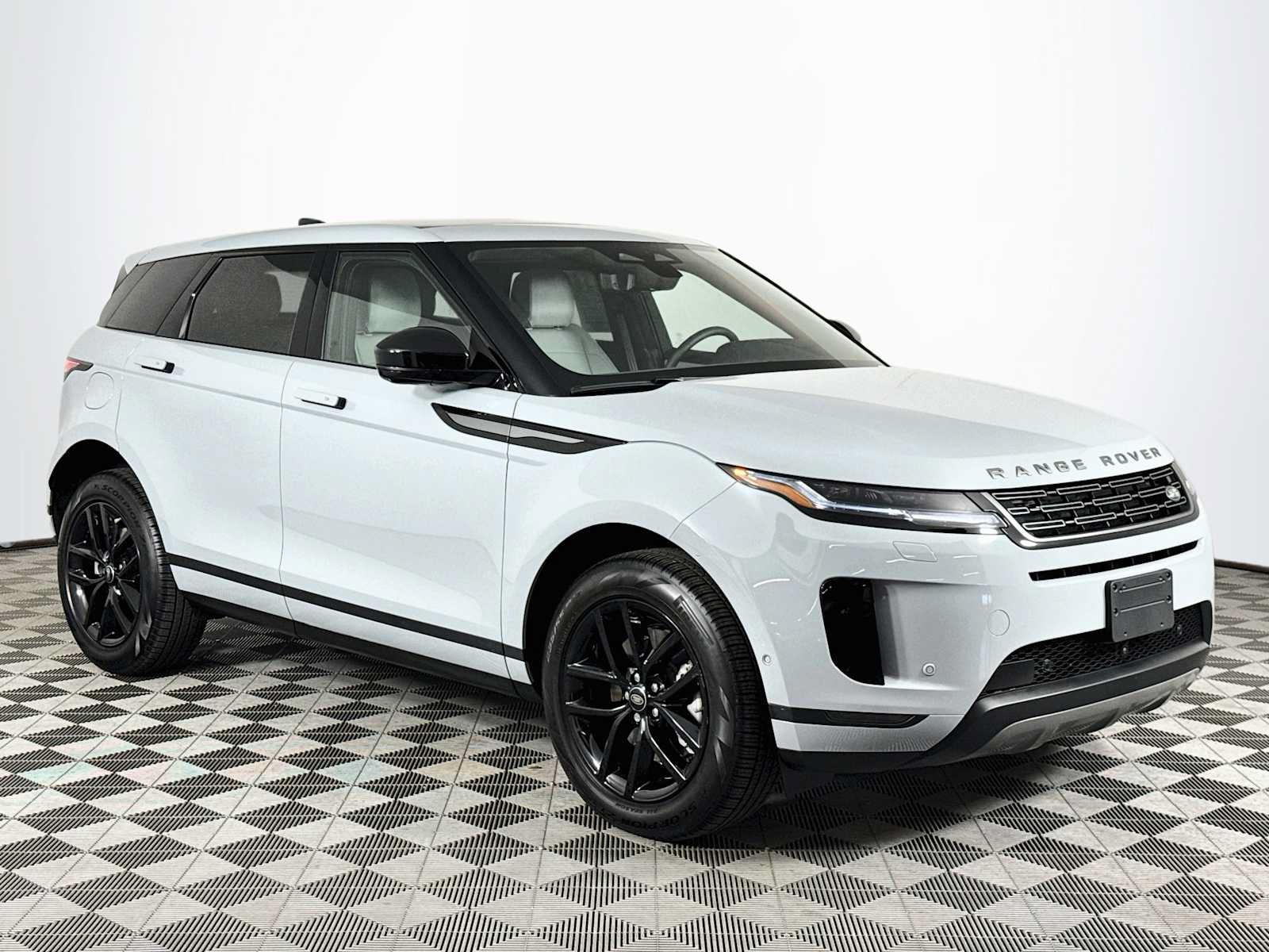 Used 2026 Land Rover Range Rover Evoque S AWD/4WD image 3
