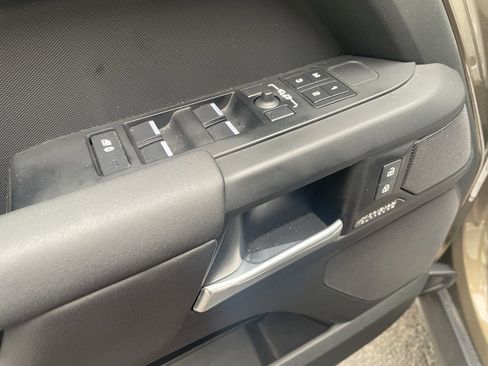 Used 2025 Land Rover Defender 110 X-Dynamic SE image 16