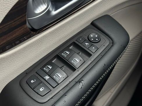 Used 2024 Chrysler Pacifica Limited image 34