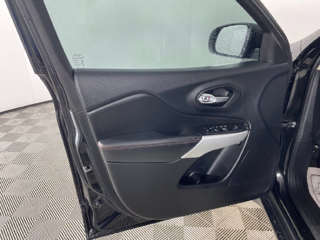 Used 2017 Jeep Cherokee Trailhawk w/ Comfort/Convenience Group AWD/4WD image 18