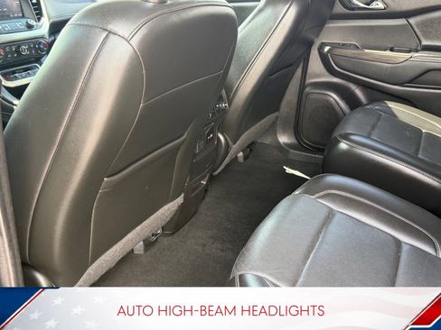 Used 2021 GMC Acadia SLT w/ LPO, Black Accent Package FWD image 11
