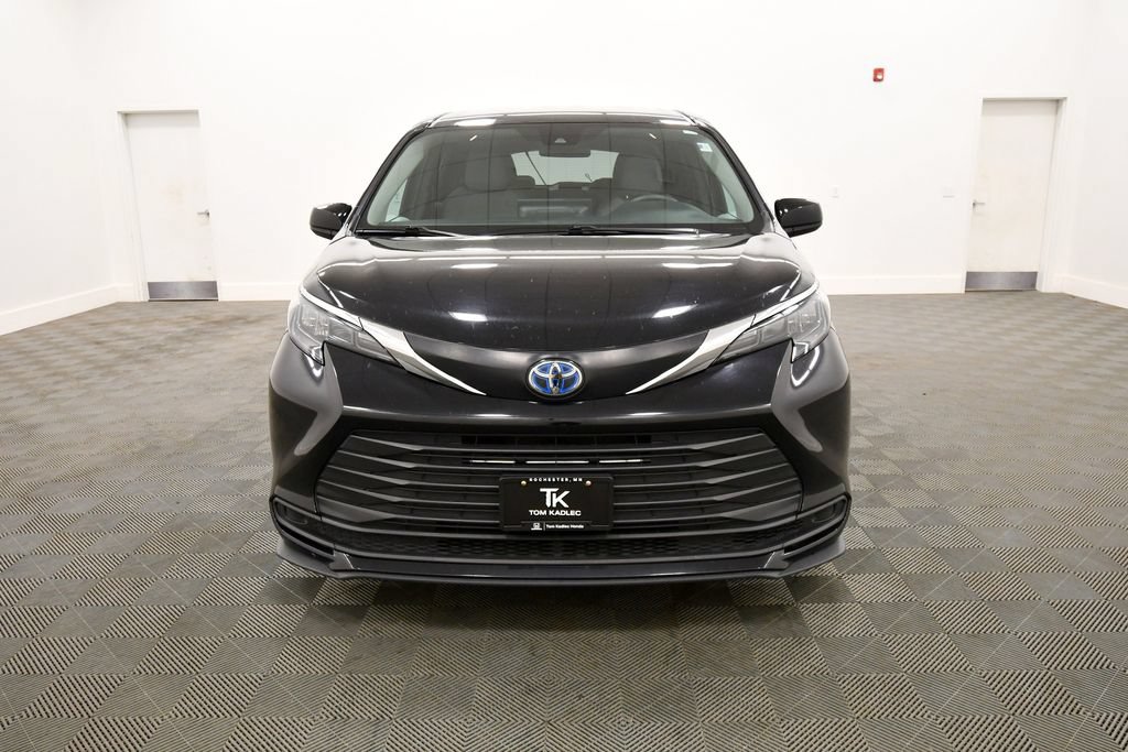 Used 2025 Toyota Sienna LE FWD image 11
