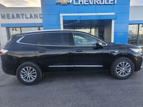 Used 2024 Buick Enclave Premium image 2