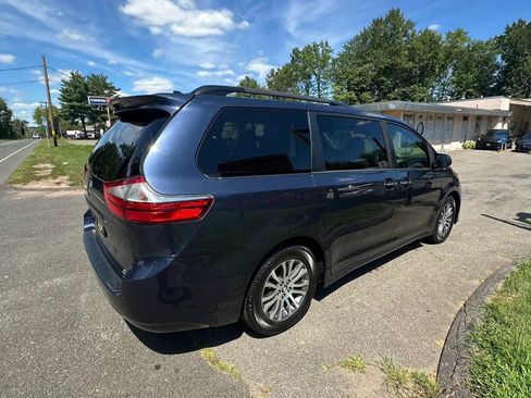 Used 2018 Toyota Sienna XLE Premium FWD image 5
