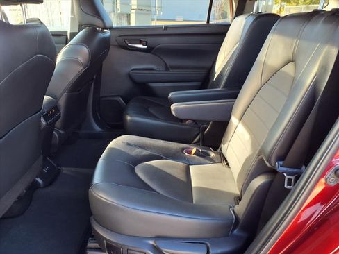 Used 2022 Toyota Highlander XLE image 18