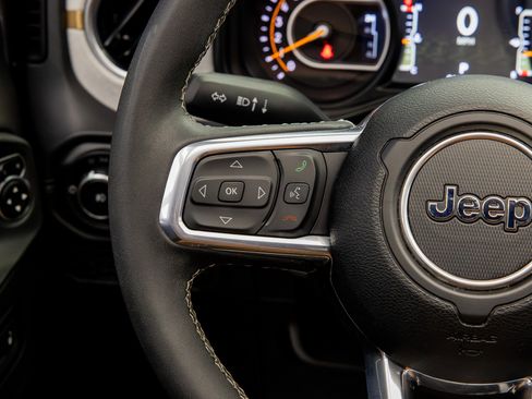 Used 2025 Jeep Wrangler Sahara image 40