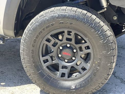 Used 2017 Toyota Tacoma TRD Off-Road AWD/4WD image 32