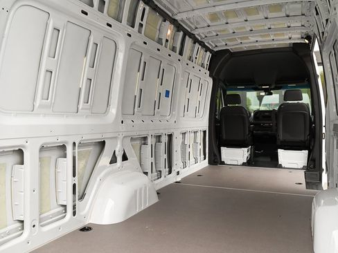 Used 2022 Mercedes-Benz Sprinter 2500 image 34