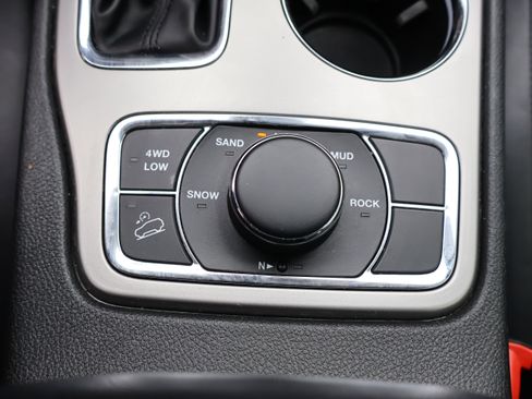 Used 2021 Jeep Grand Cherokee Limited w/ Luxury Group II image 31