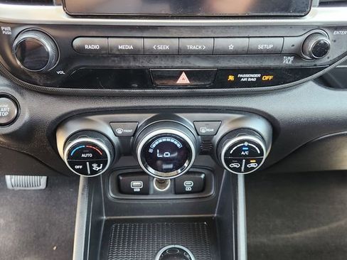 Used 2025 Hyundai Venue SEL image 18