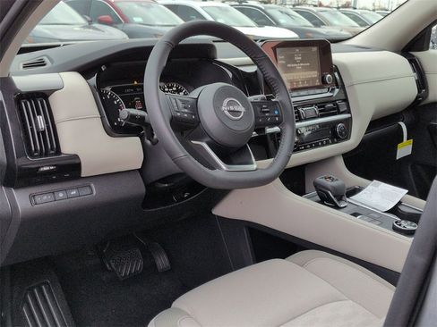 New 2025 Nissan Pathfinder SV image 9