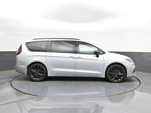 Used 2026 Chrysler Pacifica Limited w/ S Appearance Package FWD image 24