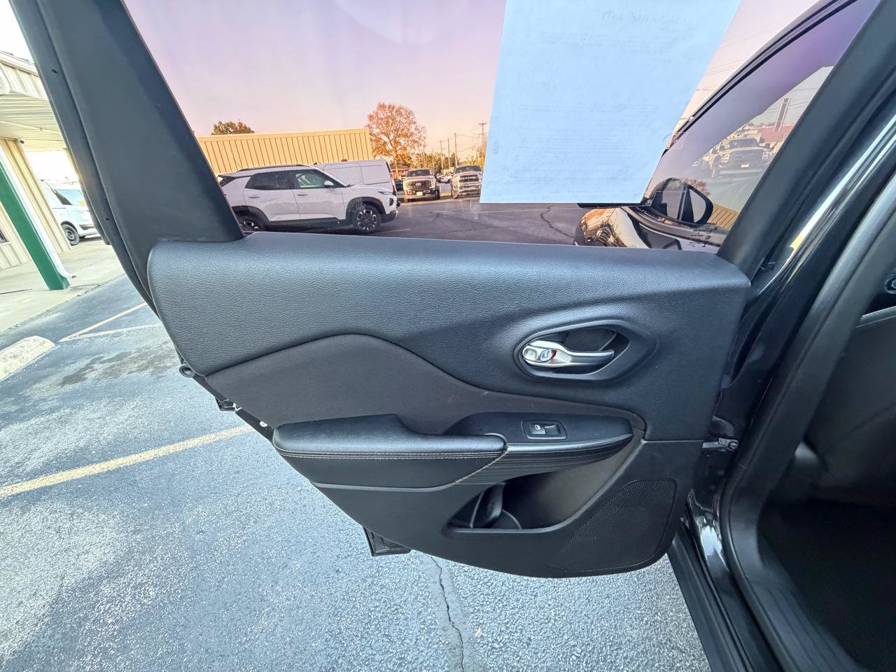 Used 2015 Jeep Cherokee Sport FWD image 9