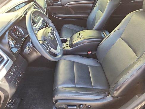 Used 2016 Toyota Highlander Limited image 19