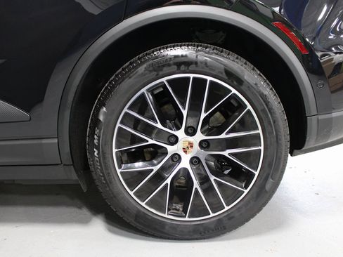 Certified 2025 Porsche Macan Electric image 18